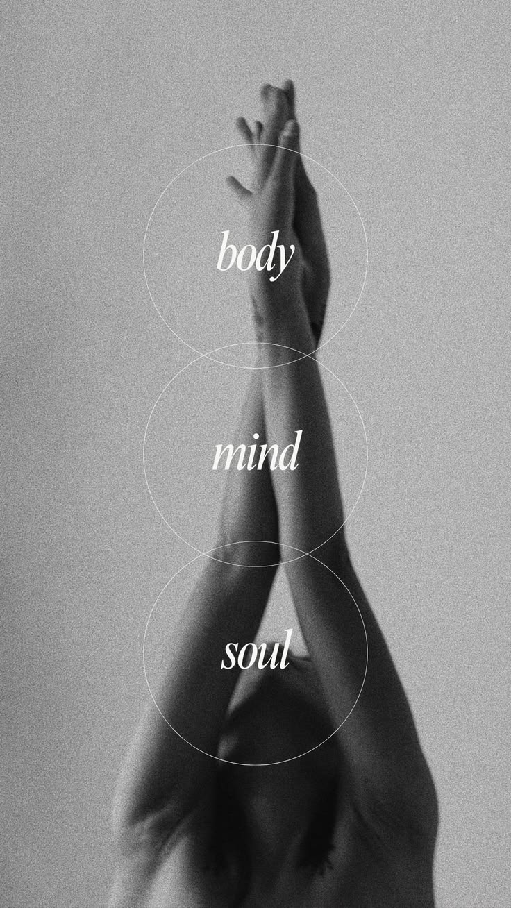 Braços erguidos a preto e branco com as palavras body, mind e soul em três círculos